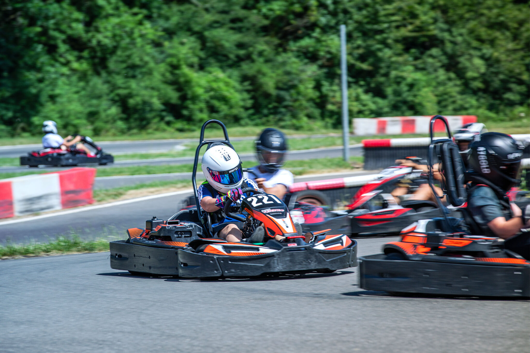 Groupe de karts négociant un virage sur le circuit de Vuiteboeuf