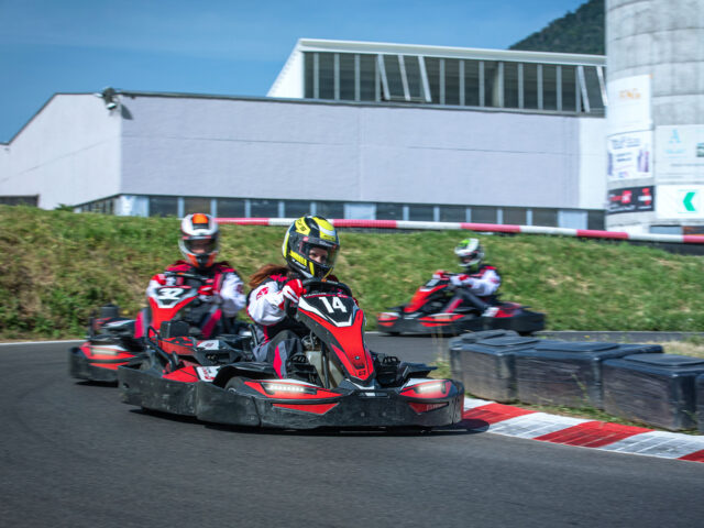 Pilote femme sur le circuit du Karting de Vuiteboeuf, Vaud