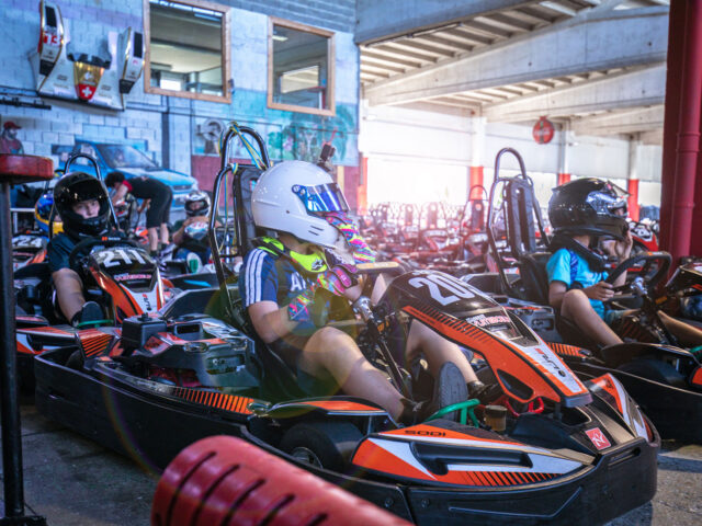 Groupe prêt à partir sur la ligne de départ au Karting de Vuiteboeuf